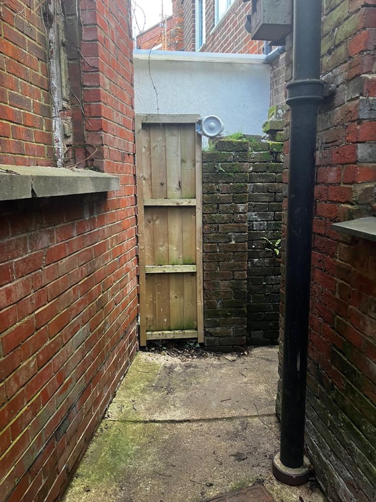 Lot: 8 - SHOP AND TWO-BEDROOM FLAT FOR INVESTMENT - Rear Yard